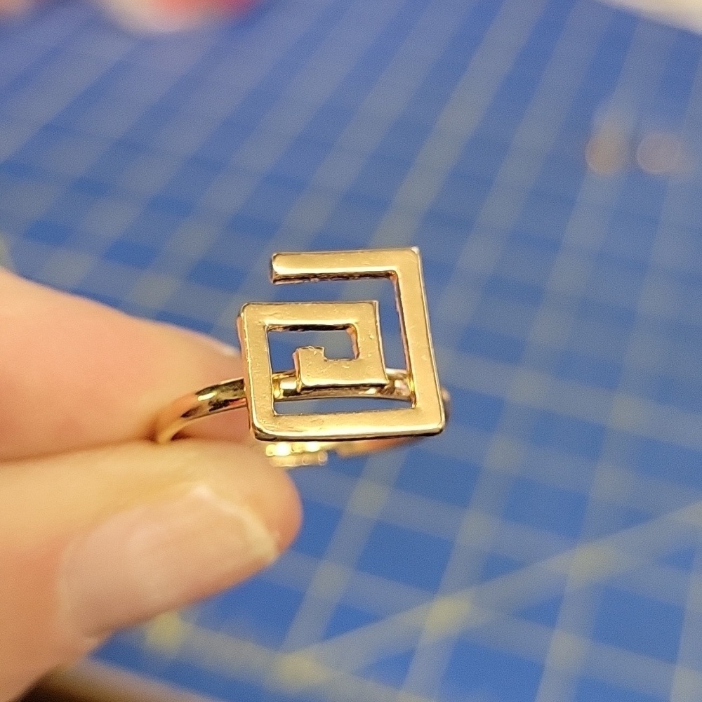 Design Gold Tone Ring Adjustable Size 8